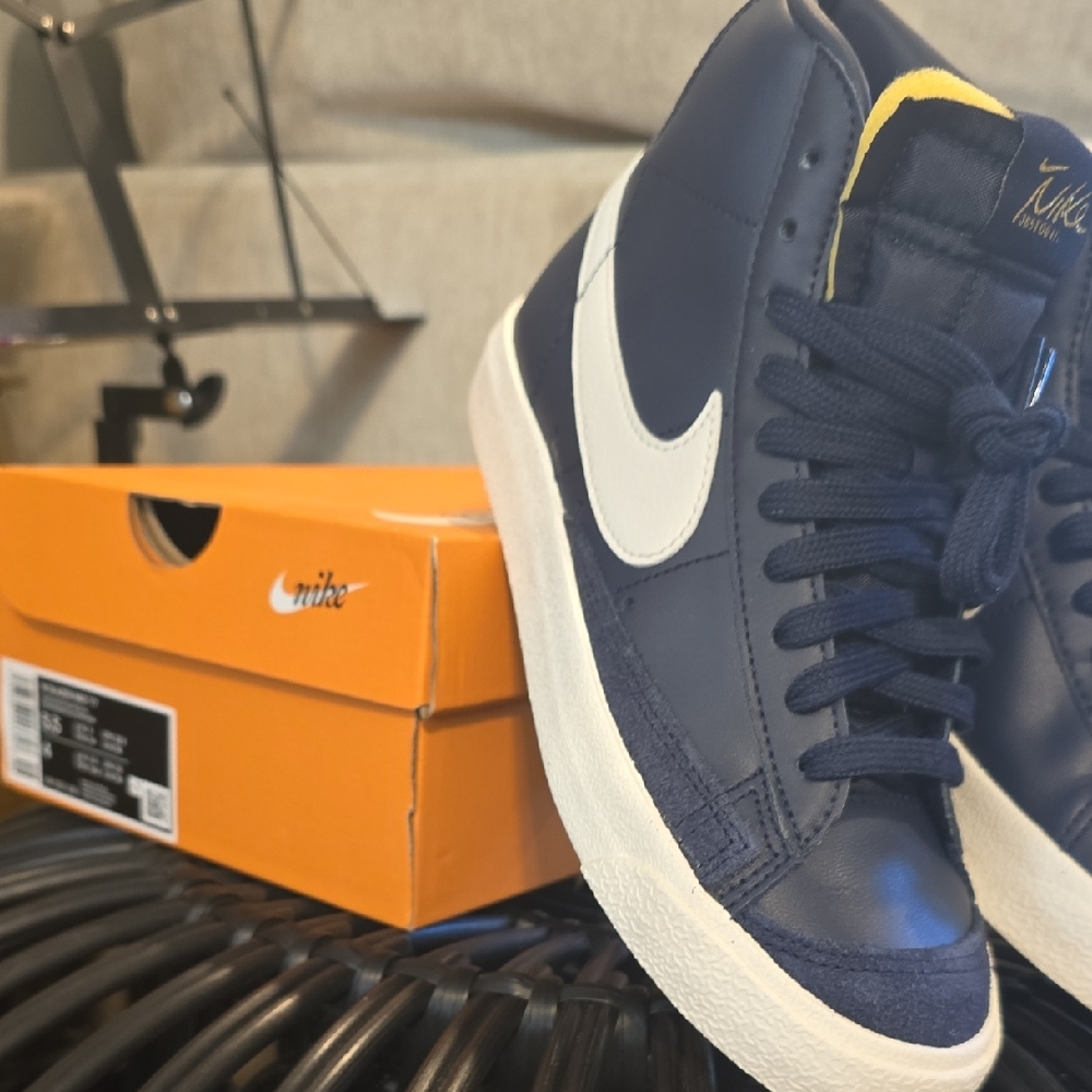 🔥Nike Blazer Mid 77' Navy W/ Gold Detail